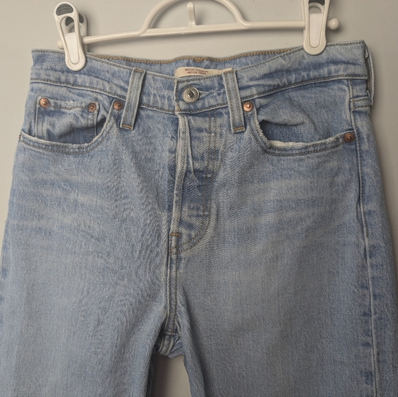 LEVI'S Wedgie Straight Jeans Pants Women Size 26x26 Light Blue Distressed Crop - Picture 2 of 14